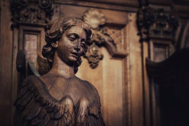 Belçika 'nın Antwerp şehrinin göbeğindeki Carolus Borromeus kilisesinde tahta heykeller ve heykeller