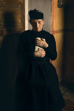 Otantik Viktorya dönemi elbisesi ve uyumlu şapka giymiş bir dulun portresi.