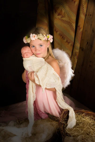 Anjo rosa na cena do presépio — Fotografia de Stock