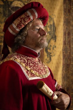 Rönesans Kralı 'nın canlandırma sahneleri Tudor tarzında bir Fransız şatosunda poz veriyor.