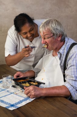 Yaşlı adam besleme hemşire