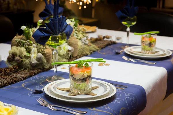 Mesa de jantar de Natal em azul — Fotografia de Stock