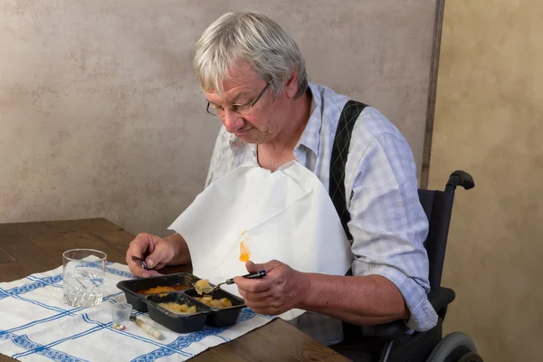 L'uomo anziano non gradisce la sua cena — Foto Stock