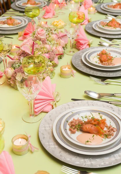 Mesa de jantar festiva com pratos de frutos do mar — Fotografia de Stock