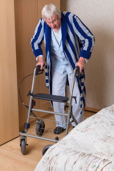 Gehen mit dem Rollator — Stockfoto