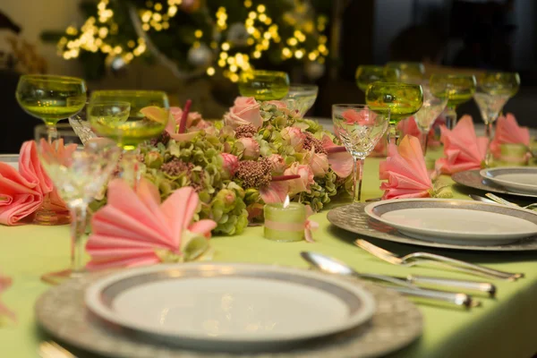 Mesa de cena de Navidad en rosa y verde —  Fotos de Stock