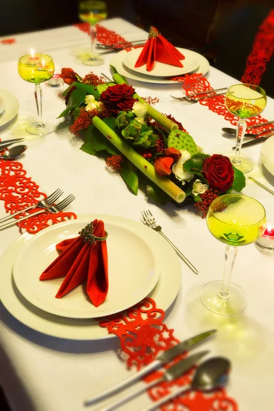 Εορταστικό Χριστουγεννιάτικο τραπέζι με κόκκινο χρώμα — Φωτογραφία Αρχείου