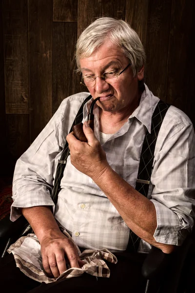 Retired man smoking pipe — Stock Photo, Image