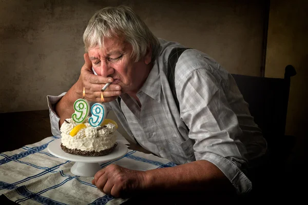 Homem idoso solitário no aniversário — Fotografia de Stock