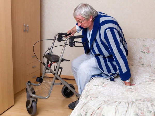 Att komma med en rollator — Stockfoto