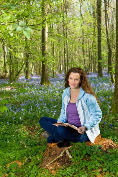 Žena v lese wildflower — Stock fotografie