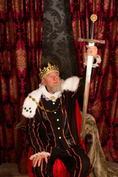 Kungen visar svärd — Stockfoto