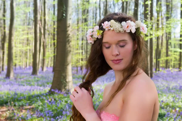 Lang haar meisje in voorjaar bos — Stockfoto