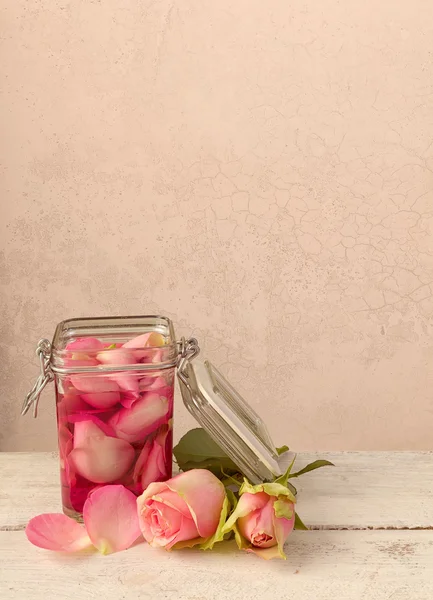 Produção de água de rosas — Fotografia de Stock