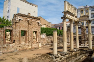 Merida, İspanya, Nisan 2017: Portico del Foro Belediyesi de Augusta Emerita. Merida, Extremadura, İspanya 'daki Roma harabeleri.