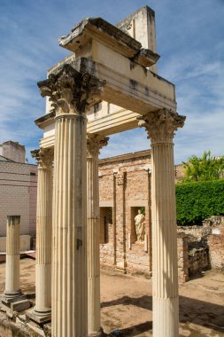 Merida, İspanya, Nisan 2017: Portico del Foro Belediyesi de Augusta Emerita. Merida, Extremadura, İspanya 'daki Roma harabeleri.