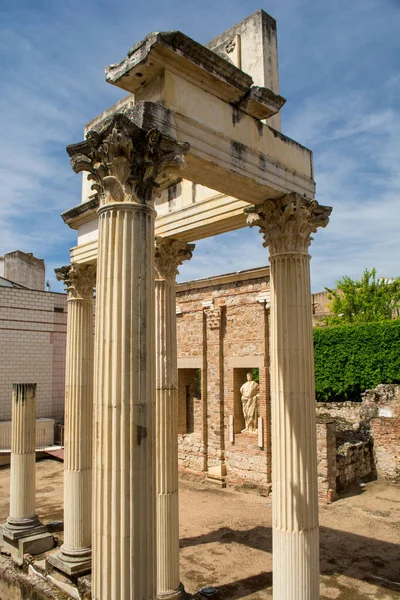 Merida, İspanya, Nisan 2017: Portico del Foro Belediyesi de Augusta Emerita. Merida, Extremadura, İspanya 'daki Roma harabeleri.