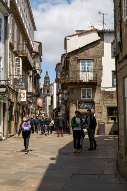 Santiago de Compostela, İspanya, Mayıs 2018: İspanya 'nın eski Santiago de Compostela kentinin atari salonu caddelerine bakın