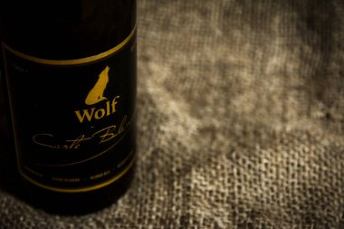 Antwerp, Belçika, Aralık 2020: Illustrative Editorial: Wolf Carte Blance Belçika bira fabrikasından özel bira. Seçici odak.