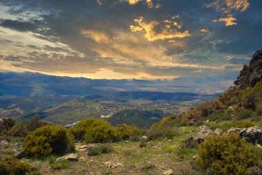 Gün batımında İspanya 'daki Sierra Nevada sıradağlarının doğası. Seyahat ve turizm.
