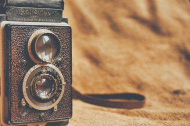 Antwerp, Belçika, Ocak 2021, Illustrative Editorial: Rolleiflex vintage ve retro fotoğraf makinesi çuval bezi arka planında fotokopi alanı ile