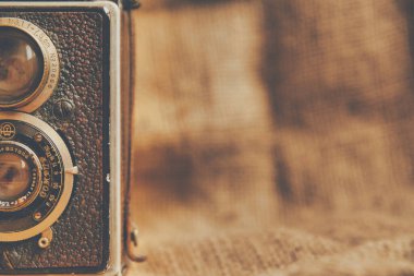 Antwerp, Belçika, Ocak 2021, Illustrative Editorial: Rolleiflex vintage ve retro fotoğraf makinesi çuval bezi arka planında fotokopi alanı ile