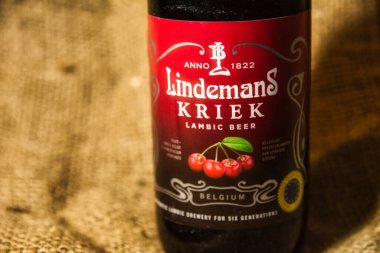 Antwerp, Belçika, Aralık 2020: Illustrative Editorial: Lindemans Kriek Belçika özel birası. Seçici odaklanma. Desenli arkaplan
