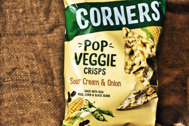 Antwerp, Belçika, Ocak 2021: Illustrative Editorial: Köşeler pop vejetaryen cipsleri. Ekşi krema ve soğan..