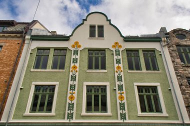 Alesund, Norveç, Mayıs 2015: Alesund, Norveç 'te Kongens' in 12. kapısının mimarisinin dikey çekimi