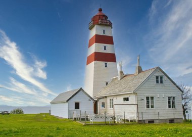 Alnes, Norveç, Mayıs 2015: Norveç 'in Godoya kentindeki ahşap deniz fenerine ve Alnes binasına bakın