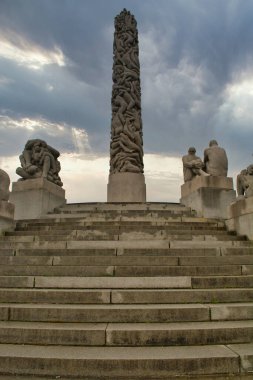Oslo, Norveç, Mayıs 2015: Gustav Vigeland, Oslo, Norveç 'in Frogner Park' taki Monolith heykeli
