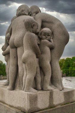 Oslo, Norveç, Mayıs 2015: Kızgın çocuk heykeli ile aile Frogner Park, Oslo, Norveç