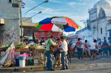 Leon, Nikaragua, Eylül 2014: Leon, Nikaragua 'da Calle Ruben Dario' daki pazar ve arka planda katedral
