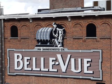 Brüksel, Belçika, Mart 2021: İllüstrasyon Editörü: Bir binanın duvarında büyük Kriek Belle-Vue marka bira logosu