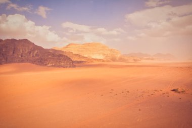 Ürdün 'deki Wadi Rum Çölü sahnesi. Dramatik manzaranın geniş açılı görünümü