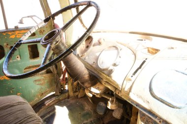 Eski, terk edilmiş ve hasarlı bir vintage kamyonun şoför kabininin içi.