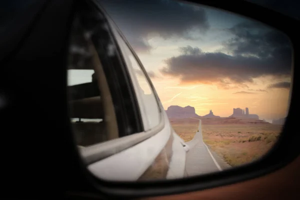 포레스트 포인트 Forrest Gump Point 자동차 거울에서 Monument Valley 바라본다 — 스톡 사진