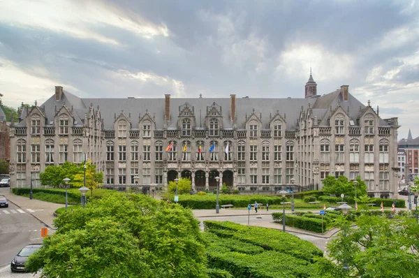 Liege, Belçika, Haziran 2021: Liege, Belçika 'daki Palais Provincial' e Saint Lambert önündeyken bakın