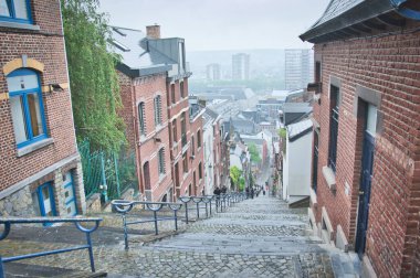 Liege, Belçika, Haziran 2021: Liege, Belçika 'daki ünlü Montagne de Bueren merdivenleri. 374 basamak merdiven.