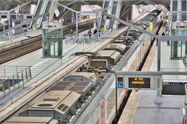 ベルギー リエージュ2021年6月 Nepas Embarquerまたはベルギーの鉄道駅での列車メッセージに乗り込むことはできません — ストック写真