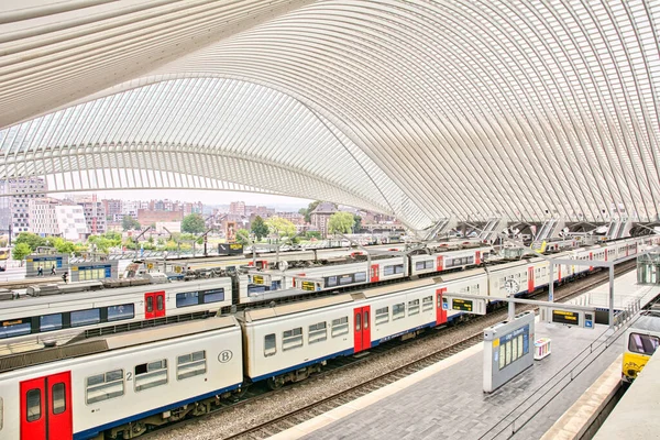 Liège Belgien Juni 2021 Inomhusscen Tågstationen Liège Guillemins Med Järnvägsplattformar — Stockfoto
