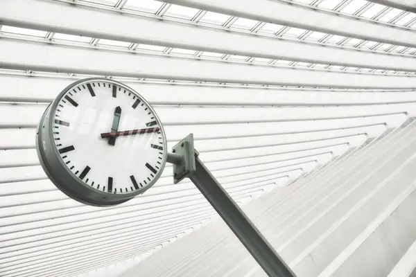 Lieja Bélgica Junio 2021 Reloj Analógico Vintage Contra Una Arquitectura —  Fotos de Stock