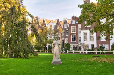 Amsterdam, Hollanda, Ekim 2018: Amsterdam 'ın Beguinage avlusuna bakın
