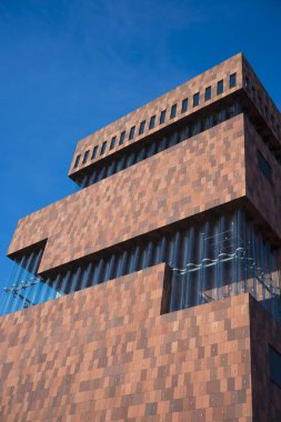 Antwerp, Belçika, 25 Ocak 2026: MAS binasının mimarisi, Aan de Stroom Müzesi, Belçika. Neutelings Riedijk Mimarlarının postmodern Art Deco örneği