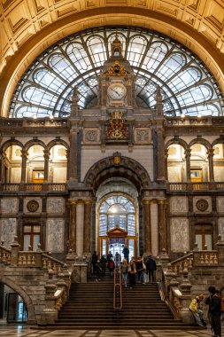 Antwerp, Belçika, 22 Şubat 2026: Antwerp Merkez Tren İstasyonu giriş salonu