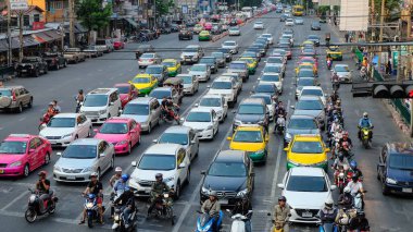 Bangkok, Tayland şehir merkezinde yoğun trafik var.