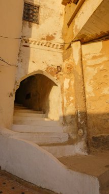Tepedeki kutsal bir kasaba olan Moulay İdriss 'teki merdivenler Fas' ın ilk büyük İslami hükümdarı I. İdris 'in mezarı ile ünlüdür.