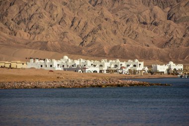 Kızıl Deniz kıyısında popüler bir turizm beldesi olan Dahab, Mısır