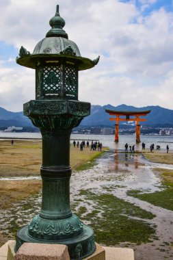 Itsukushima Tapınağı, Japonya 'nın Hiroşima ilinin Itsukushima adasında (halk arasında Miyajima olarak bilinir) bir Shinto tapınağıdır.