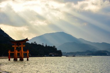 Itsukushima Tapınağı, Japonya 'nın Hiroşima ilindeki Itsukushima adasında (halk arasında Miyajima olarak bilinir) bir Shinto tapınağı.
